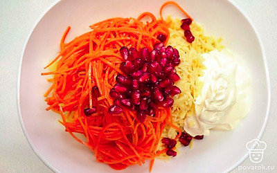 Все ингредиенты отправьте в глубокую емкость. Добавьте к ним майонез, соль и перец по вкусу. Перемешайте до однородной массы.