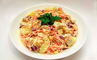 Подайте салат в салатнице или порционно. Украсьте зеленью, дольками яблока или овощей. Подайте хлеб.