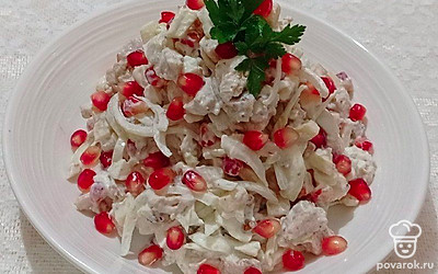 Насыщенный салат с курицей, яблоками, орехами и зернами граната — Рецепт с фото