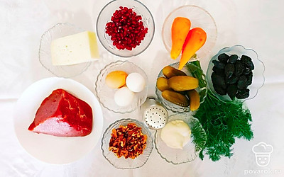 Промойте говядину и морковь под проточной водой и отварите их отдельно друг от друга. Яйца сварите вкрутую. Чернослив залейте кипятком на 15 минут.