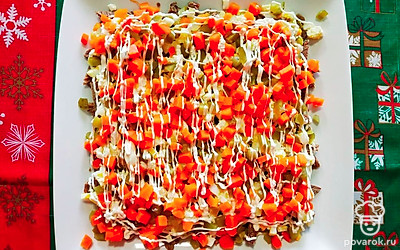 В салатницу аккуратно выложите всю измельченную говядину и смажьте слой небольшим количеством майонеза. Распределите по майонезу рубленые яйца равномерным слоем и снова смажьте майонезом. Поверх яично-майонезного слоя распределите огурцы и отварную морковь, затем снова смажьте этот слой майонезом.