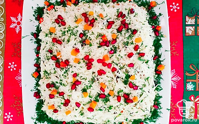 Полоски чернослива равномерно распределите по салату и посыпьте орехами. Промажьте слой майонезом, а сверху присыпьте сырной шубой. Дайте постоять салату 10 минут, чтобы он хорошо пропитался. Посыпьте зернами граната.