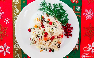 Подавайте нежный салат с говядиной, черносливом и гранатом, на красивой тарелке, украсив Веточкой зелени, зернами граната и кубиками отварной моркови.