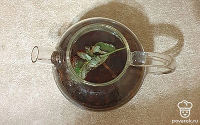 Черный чай всыпьте в чайник и залейте кипятком, добавьте веточку мяты. Оставьте на 5 минут.