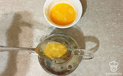 В чайник влейте пюре, перемешайте и оставьте на 5 минут.