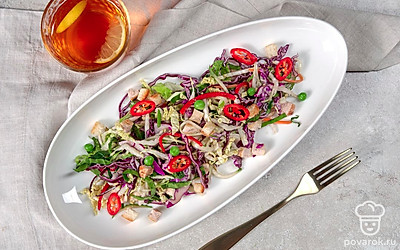 Перед подачей посыпьте салат кунжутом.