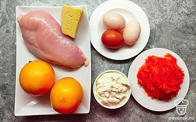 Приготовьте все необходимые ингредиенты. Натрите на терке сыр. Отварите яйца, очистите и натрите их на терке. Отварите, охладите и нарежьте кубиком филе. Апельсин нарежьте средним кубиком.