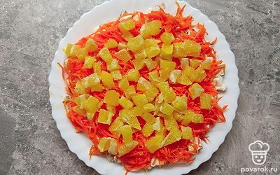 Первым слоем, уложите в тарелку мясо. Смажьте его майонезом. Следующим слоем выложите морковь по-корейски. Затем выложите, рубленный кубиком апельсин.