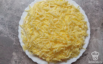 Вслед за апельсином выкладывайте яйца. Смажьте слоем майонеза. Верхним слоем выложите сыр. Отправьте салат в холодильник пропитываться.