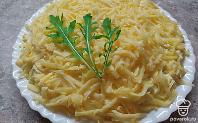 Салат подавайте в общем салатнике, либо порционными треугольниками в тарелках. Украсьте веточкой, любимой Вами, зелени. Приятного аппетита!