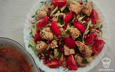 Затем подготовьте сковороду и обжарьте мясо. В тарелку положите мясо, стручковую фасоль, яблоки, капусту и перемешайте. Добавьте заправку, помидоры и гранат.