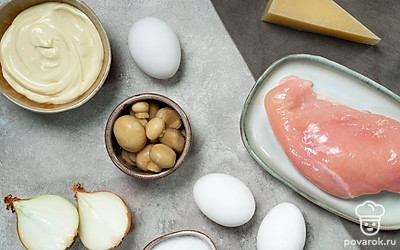 Куриное филе помойте, опустите в кипящую воду и варите до готовности. Затем достаньте мясо из бульона, остудите и нарежьте небольшими кусочками. Яйца отварите вкрутую, очистите от скорлупы и отделите желтки от белков. Репчатый лук почистите, помойте и мелко нарежьте. Слейте жидкость из банки с шампиньонами. Сыр натрите на средней терке. Вымойте укроп и петрушку для подачи.