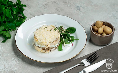 Получившийся салат украсьте зеленью для аромата и подавайте к столу.