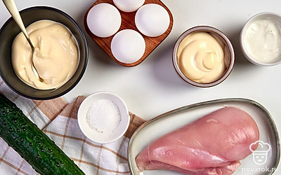 Куриное филе разморозьте, помойте и сварите в подсоленной воде. Огурец и яйца помойте. Укроп помойте, обсушите на бумажных полотенцах и измельчите.