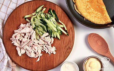 Подготовьте ингредиенты. Разогрейте на сковороде растительное масло. Каждое яйцо по отдельности взбейте с солью и обжарьте на среднем огне, как блинчики. Яичные блинчики и огурец нарежьте соломкой. Куриное филе порвите руками на волокна.