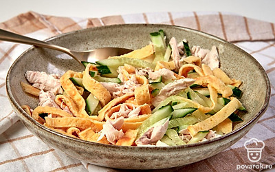 Приготовьте салат. Смешайте майонез со сметаной. Соедините в салатнице курицу, огурец, яйца и заправку, все перемешайте.