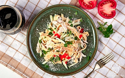 Подавайте салат «Нежность», посыпав его измельченным укропом.