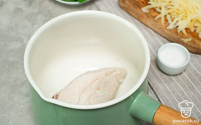 Отварите мясо. Курицу залейте холодной водой. Добавьте немного соли. Варите после закипания 30-40 минут до готовности. Остывшее мясо нарежьте мелкими кусочками.