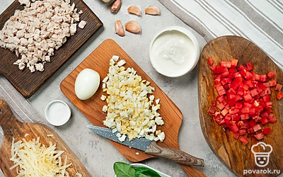 Подготовьте яйца, пока варится курица. Выложите яйца в холодную воду. Варите вкрутую 8-10 минут после закипания. Остудите. Снимите скорлупу. Мелко нарежьте.