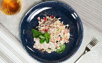 Подавайте салат «Нежность» с курицей сразу после приготовления, украсив зеленью лука.