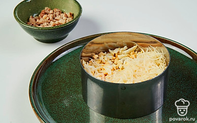 Сделайте салат. Выложите его слоями в такой очередности: куриная грудка, грецкие орехи, яйца, сыр. Каждый слой промазывайте майонезом. Сверху распределите киви. Поставьте салат в холодильник на 30 минут, чтобы он пропитался.