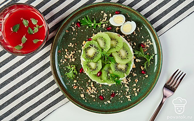 Салат будет смотреться изысканно, если подать его на широкой тарелке, на края которой нанесены узоры из гранатового соуса.