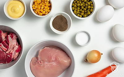 Вымойте куриное филе и говядину, снимите пленки и отварите мясо по отдельности. Сполосните яйца, отварите их вкрутую и очистите от скорлупы. Помойте морковь и картофель, отварите, очистите овощи от кожуры. Лук очистите от шелухи и промойте. Откройте банки с кукурузой и горошком, слейте жидкость и выложите нужное количество овощей в салатник. Промойте укроп для подачи.