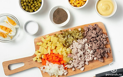 Порежьте продукты. Порежьте куриное филе и говядину средними кубиками. Нарежьте морковь и картофель небольшими кубиками. Порежьте яйца тонкими дольками. Мелко нашинкуйте лук. Нарежьте огурцы тонкими полосками.