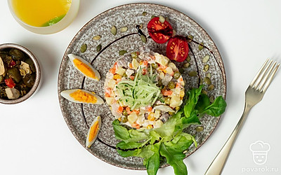 При подаче украсьте салат с курицей и говядиной веточками укропа.