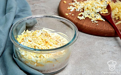 Соберите блюдо. В посуду для подачи выложите курицу. Для соуса майонез смешайте с чесноком. Сделайте сетку из заправки. Положите ананасы, смажьте майонезом. Далее выложите яйца, нанесите тонкий слой майонеза. Посыпьте сыром, равномерно его распределите. Уберите салат в холодильник на 1 час.