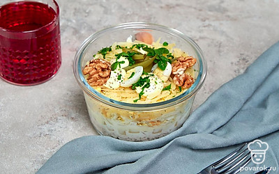 Салат «Нежность» с курицей и ананасами оформите половинками грецких орехов.