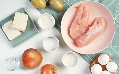 Вскипятите воду. Смешайте соль, сахар, уксус и залейте все кипятком. Лук очистите, порежьте кольцами и замаринуйте в подготовленной смеси. Оставьте мариноваться при комнатной температуре 15 минут. Затем лук выложите на дуршлаг и дайте стечь лишней жидкости. Картофель тщательно промойте. Яйца отварите 8-10 минут в кипящей воде. Остудите, очистите и натрите на мелкой терке или раскрошите вилкой. Сыр положите в морозилку на 20-30 минут, так он легче натирается.