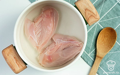 Отварите куриное филе. Установите кастрюлю с водой на средний огонь, опустите в воду куриное мясо, посолите и варите приблизительно 30 минут. Затем курицу остудите и измельчите ножом или разделите на волокна руками.