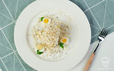 Готовый салат поставьте в холодильник на 2-3 часа. Зеленый лук и петрушку помойте, лук мелко порубите. Перед подачей на стол украсьте салат свежим рубленым зеленым луком и веточками петрушки.