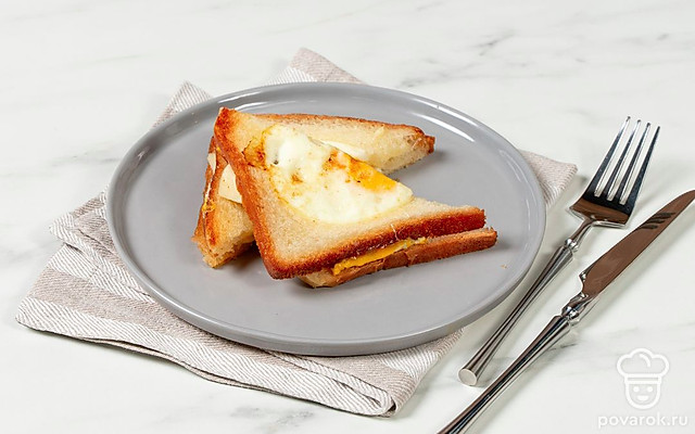 Яичница с сыром в хлебе — Рецепт с фото