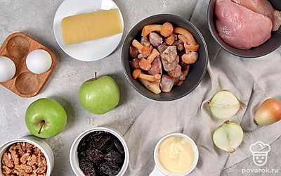 Филе куриное помойте под проточной водой, отварите в подсоленной воде, остудите. Яйца сварите вкрутую, остудите и очистите. Яблоки, орехи и чернослив помойте и обсушите бумажным полотенцем. Яблоки очистите от кожуры. Грибы переберите, помойте и обсушите. Лук очистите и помойте.