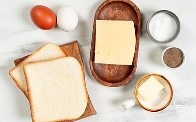 Хорошо помойте и вытрите бумажными полотенцами куриные яйца. Подготовьте сковороду.