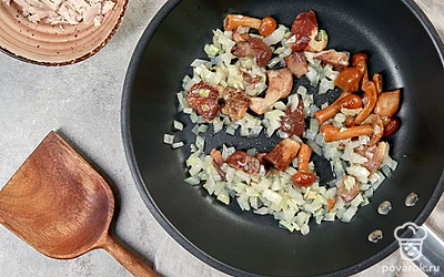 Обжарьте грибы и лук. Разогрейте сковороду, добавьте масло, выложите на нее грибы и лук. Жарьте на умеренном огне, помешивая, до готовности.