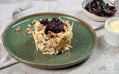 Завершите приготовление салата. Выложите продукты слоями в такой очередности: половина куриного филе, грибы с луком, майонезная сеточка, сыр, майонез, яичные белки, яблоко, чернослив, майонез, орехи, оставшаяся курица, майонез, желтки.