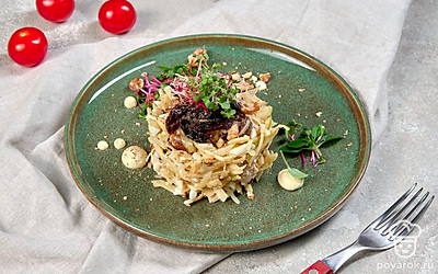 Салат будет смотреться ярко и празднично, если украсить его зеленым горошком, который будет отлично сочетаться с верхним слоем салата из желтка.