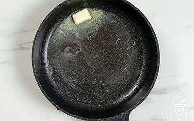 Поставьте сковороду на огонь и добавьте в нее половину сливочного масла.