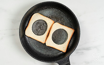 Когда масло растопится, выложите ломтики хлеба.