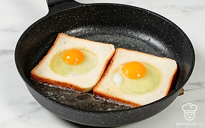 В центр каждого ломтика разбейте по одному яйцу.