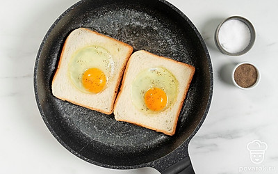 Посолите и поперчите тосты по вкусу. Обжаривайте хлеб в течение 2-3 минут.