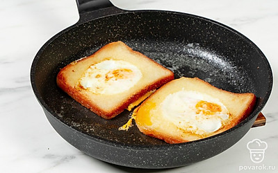 Добавьте в сковороду оставшееся масло и аккуратно переверните хлеб на другую сторону.