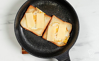 Выложите нарезанный сыр на поджаренный хлеб.