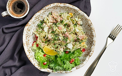 Салат с курицей и зеленой редькой будет эффектно смотреться, если выложить его на листя салата, используя широкое блюдо.