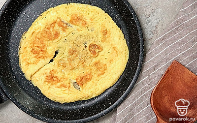 Начните приготовление. На сковороду налейте растительное масло, поставьте ее на средний огонь разогреваться. В отдельную емкость разбейте одно куриное яйцо и взбейте его до легкой пенки. Туда же добавьте соль по вкусу. Далее вылейте полученную массу на разогретую сковороду. Обжарьте блин с двух сторон в течение 2-3 минут. То же самое повторите со всеми яйцами.