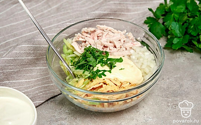Приготовьте блюдо. Все измельченные ингредиенты переложите в глубокую миску, хорошо перемешайте. Полученный салат заправьте майонезом, еще раз тщательно перемешайте.