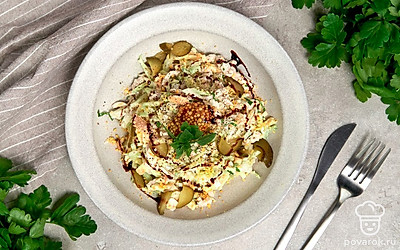 Нежный салат с курицей и яйцом подавайте к столу сразу после приготовления. А чтобы блюдо смотрелось еще интереснее, выложите его в порционные креманки и пиалы.